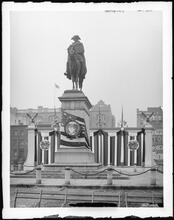 Williamsburg Bridge Plaza, George Washington Statue, front view. [Mayor's Committee to Welcome British & French War Commissions.]