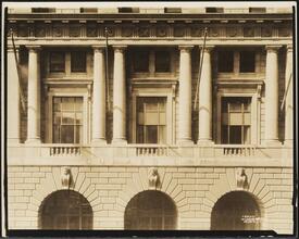 25 Broadway. Cunard Line Building. Detail 3 windows 2nd story