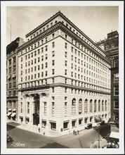 46th Street and Fifth Avenue [S.W. & Strauss Co. building.]