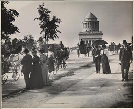 [Riverside Drive looking north toward Grant's Tomb]