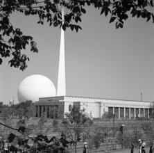 [Trylon and Perisphere, New York World's Fair.]