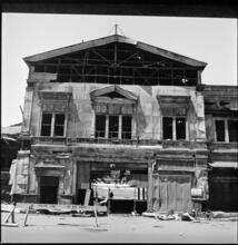 [Delapidated building on the Hudson River waterfront.]
