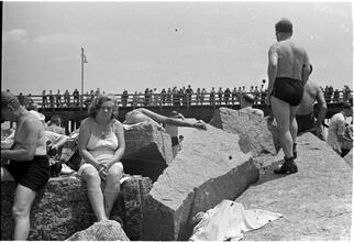 [People relaxing on the beach.]