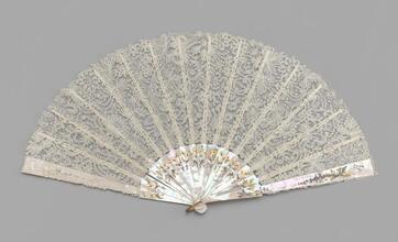 Folding fan of white lace leaf