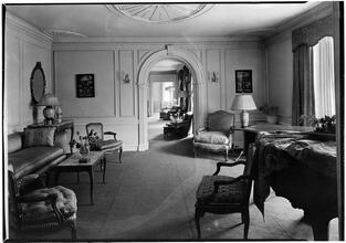 W. E. Ditmars [residence]. Vista from reception room to living room.