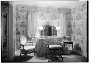 Richard Bernhard [residence]. Dressing room, horizontal.