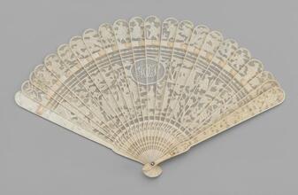 Brisé fan of carved and pierced ivory with Chinese figures