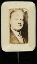 [Unidentified campaign button.]