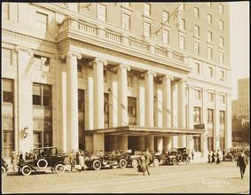 West 33rd Street and Seventh Avenue. Hotel Pennsylvania, detail of entrance