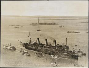 [The "Leviathan" passing the Statue of Liberty with 27th Division returning.]