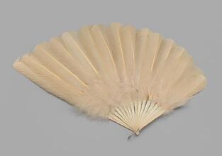 Brisé fan of off-white flight feathers