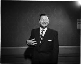 [Jack Carson in "Of Thee I Sing".]