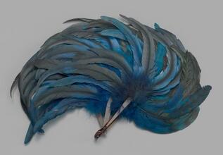 Brisé feather fan of blue and black coq feathers