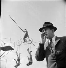 Circus [Trapeze artists.]