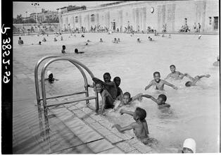 Children in Colonial Park Swimming Pool.