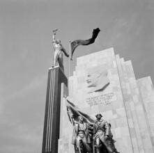 [Detail of U.S.S.R. pavilion at the New York World's Fair, with Lenin's profile and quote.]