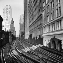 [El train tracks.]