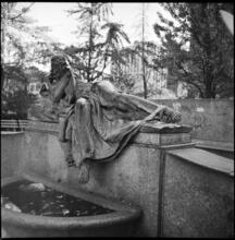 [Isidor and Ida Straus bronze memorial in Straus Park.]