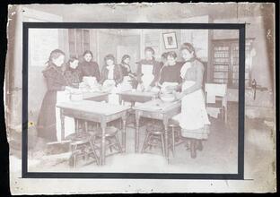 Cooking school class in College Settlement. The "boss temperance sermon".