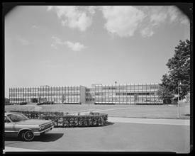 Kissena Boulevard. Queens College, Academic Building No. 1 Social Science Building, view looking north at south wing.