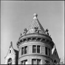 [77th Street frontage of the American Museum of Natural History.]