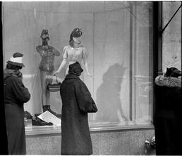 [Women window shopping on 5th Avenue.]