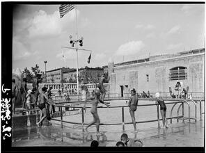 Children at Colonial Park Pool.