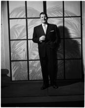 [Jack Carson in "Of Thee I Sing".]