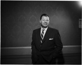 [Jack Carson in "Of Thee I Sing".]