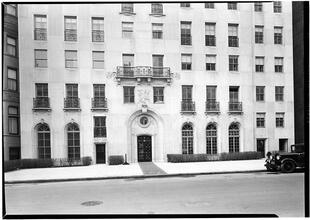 4 East 72nd Street, NYC. Lower part of building.