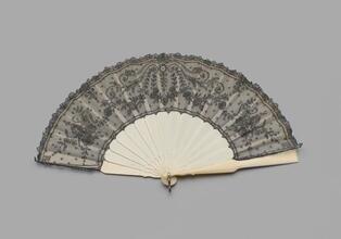 Folding fan of black Chantilly lace