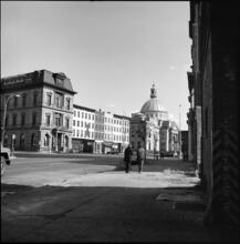 [Looking east on Broadway from Bedford Avenue and South 6th Street.]