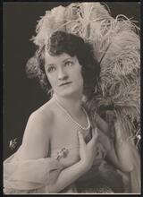 [Unidentified performer.]