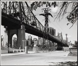 [Roosevelt Island Tramway and Queensboro Bridge.]