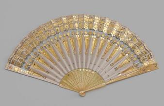 Folding fan of sequined silk leaf