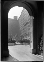 277 Park Avenue [Building]. Vista through arch, 1.