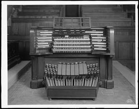 16th Street and Stuyvesant Square. St. George's Protestant Episcopal Church. Organ console, full front view.
