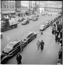 Burl Ives [Burl Ives performing in the street.]