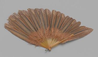 Brisé fan of brown speckled partridge feathers