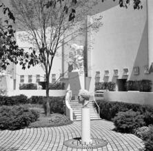 [Sculpture in garden, New York World's Fair.]