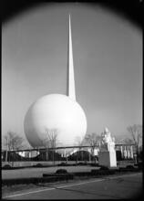 ["Builders of the Future", Trylon, Perisphere and Helicline, New York World's Fair.]