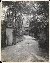 ["Sunnyside Lane" entrance -- gate to home of Washington Irving.]