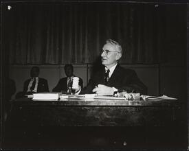 He Sells Success - Dale Carnegie [Dale Carnegie teaching a public speaking class.]