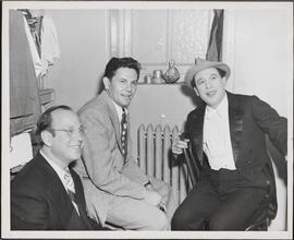 [Menasha Skulnik with two unidentified men.]