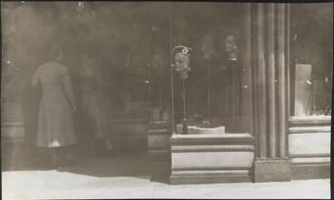 [Women's hats displayed in store window.]