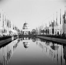 [Court of States in the Government Zone at the New York World's Fair.]