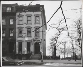 [Looking west over the East River from Columbia Heights and Pineapple Street.]