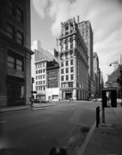 [Looking west on 40th Street to the Republic National Bank Building, 452 Fifth Avenue.]