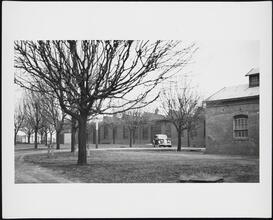 [Unidentified group of buildings.]