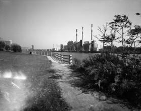 [Looking north on Roosevelt Island to the Welfare Island Bridge and Queens.]